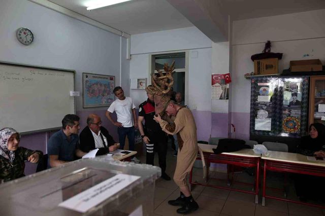 Tiyatrocu Bahtiyar Keskin, geyik kostümüyle sandık başına gitti