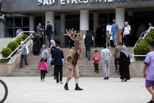 Tiyatrocu Bahtiyar Keskin, geyik kostümüyle sandık başına gitti