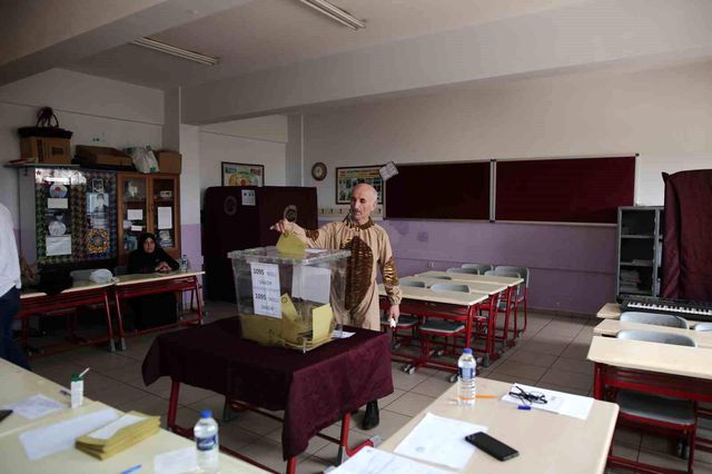 Tiyatrocu Bahtiyar Keskin, geyik kostümüyle sandık başına gitti