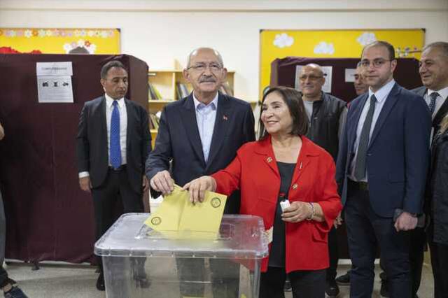 Sandıkların kapanmasına dakikalar kala CHP Genel Merkezi'ne Kılıçdaroğlu pankartı asıldı