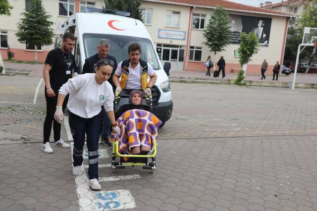 Türkiye sandık başında! İşte oy verme işlemlerinden yansıyan kareler