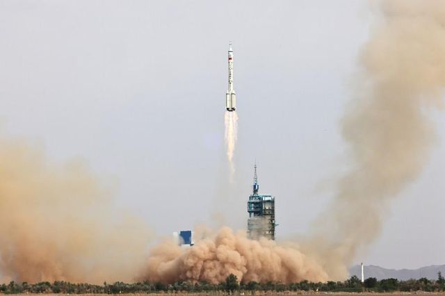 Çin'in Shenzhou-16 Mürettebatlı Uzay Aracı 5 Aylık Yoğun Görev İçin Uzaya Fırlatıldı