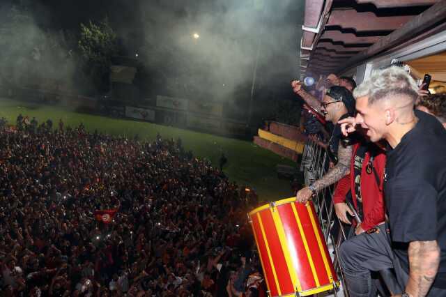 Şampiyon Galatasaray, Florya'yı yangın yerine çevirdi! Icardi'nin 'Aşkın Olayım' performansı geceye damga vurdu