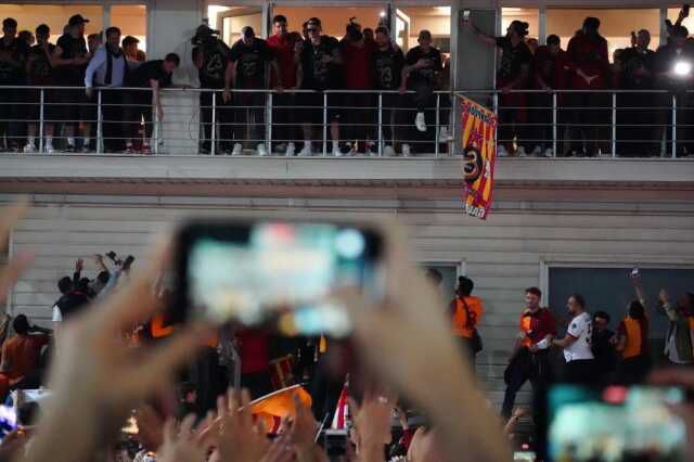 Şampiyon Galatasaray, Florya'yı yangın yerine çevirdi! Icardi'nin 'Aşkın Olayım' performansı geceye damga vurdu