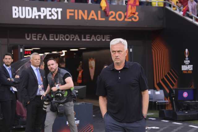Kupayı Sevilla'ya kaptıran Jose Mourinho, kariyerinde ilk kez bir Avrupa kupası finalini kazanamadı