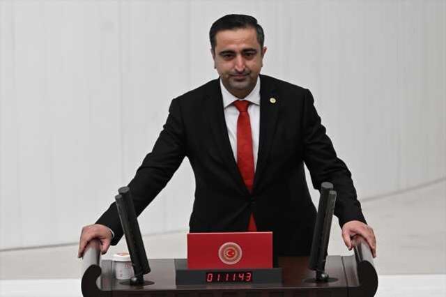 Tüm gözler onların üzerindeydi! HÜDA PAR Sözcüsü Serkan Ramanlı, TBMM'de milletvekili yemin metnini okudu