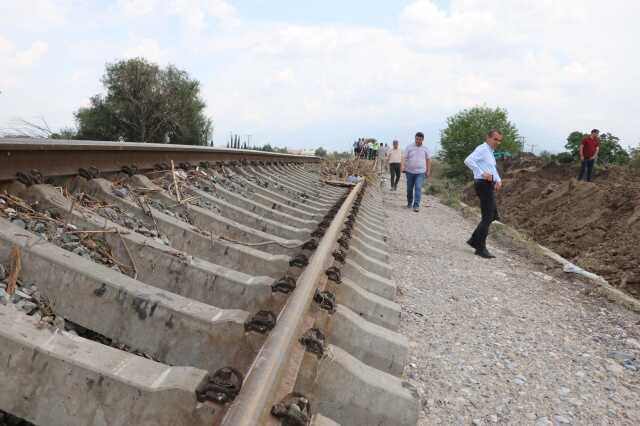Denizli'de sel tren hattını da vurdu: Treni durduran vatandaşlar faciayı önledi