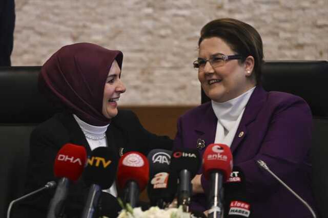 Aile ve Sosyal Hizmetler Bakanlığı'nda devir teslim! Derya Yanık'ın uyarısı törene damga vurdu