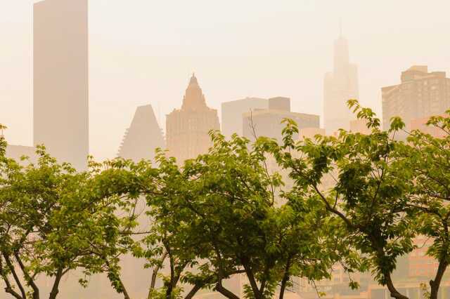 Yangından çıkan dumanlar New York'u kırmızıya çevirdi! Milyonlarca kişi nefes almakta zorlanıyor