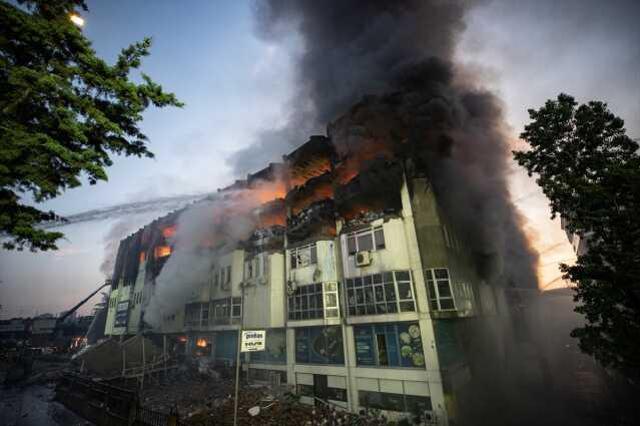 İstanbul Başakşehir'deki fabrikada yangın çıktı