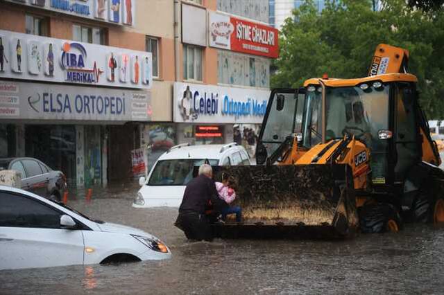Son Dakika! Ankara'da sağanak yağış nedeniyle cadde ve sokaklar göle döndü, ev ve iş yerlerini su bastı