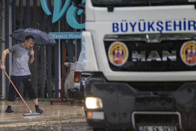 Son Dakika! Ankara'da sağanak yağış nedeniyle cadde ve sokaklar göle döndü, ev ve iş yerlerini su bastı