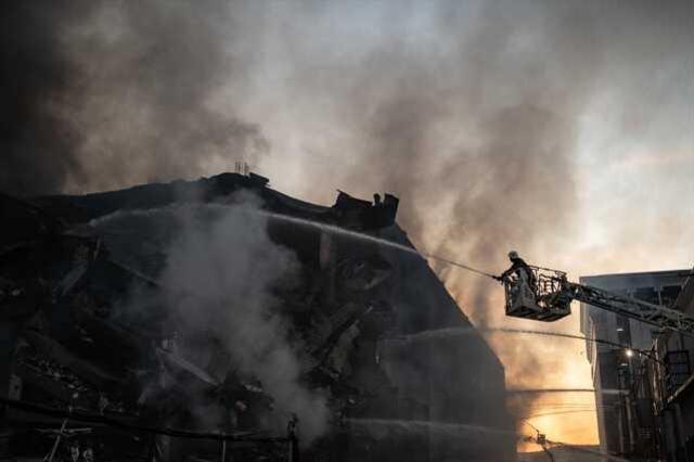 Başakşehir'deki fabrikada yangın 37 saattir devam ediyor! Binanın son 2 katında çökmeler yaşanıyor