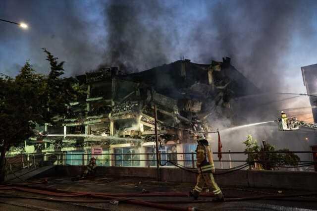 Başakşehir'deki fabrikada yangın 37 saattir devam ediyor! Binanın son 2 katında çökmeler yaşanıyor