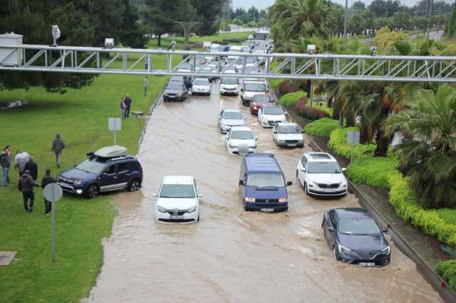 Selin vurduğu Samsun'da karayolu göle döndü! Belediye genel sekreteri dahil onlarca vatandaş yolda kaldı