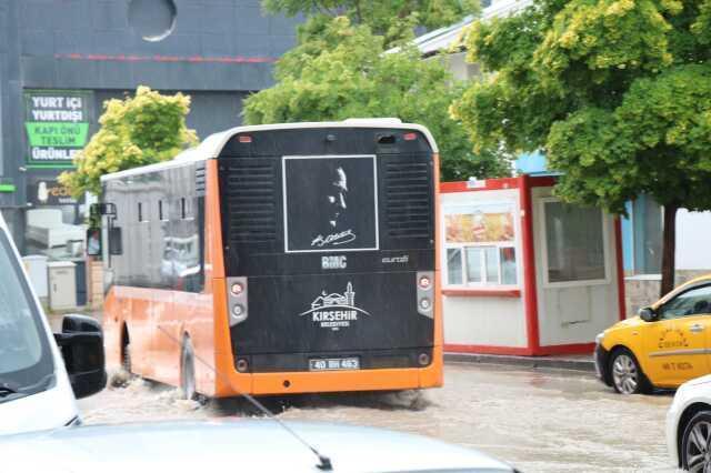 Şiddetli yağış hayatı felç etti... 10 dakikada şehir suya gömüldü