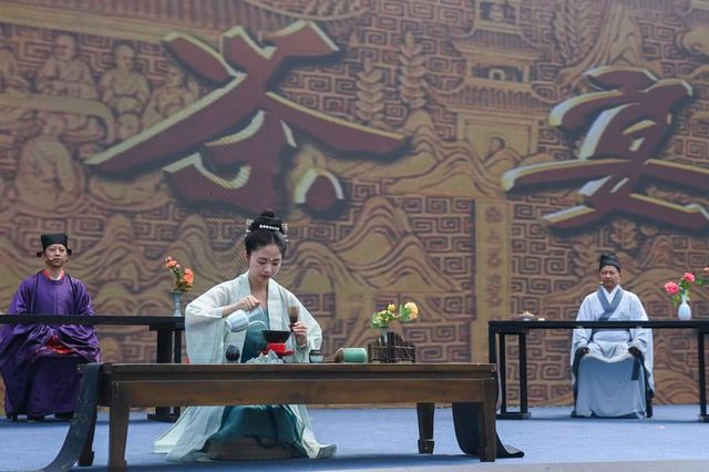 Çin'in Hangzhou Kenti Zengin Kültürü ve Doğal Güzellikleriyle Büyülüyor