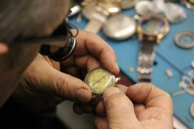 Saat hangi kola takılır? Saat hangi kola takılır erkek, kadın, bayan? Saat neden sağ kola takılmaz? Kadın saat hangi kola takılır?