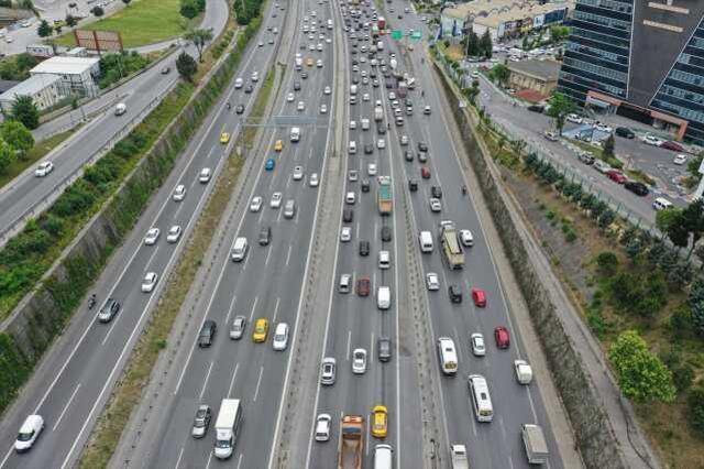 İstanbul'da yaz tatili yoğunluğu: Trafik yoğunluğu yüzde 66'e ulaştı