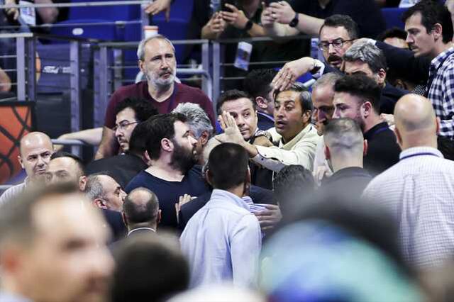 Son Dakika: Fenerbahçe Genel Kurulu'nda Ali Koç'un konuşması sırasında kavga çıktı! İşte ilk görüntüler