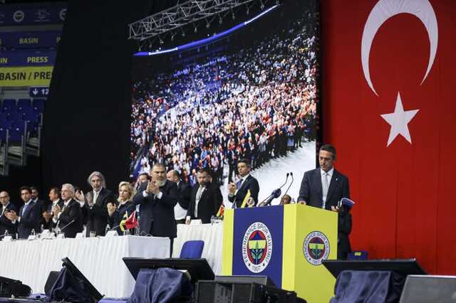 Son Dakika: Fenerbahçe Genel Kurulu'nda Ali Koç'un konuşması sırasında kavga çıktı! İşte ilk görüntüler