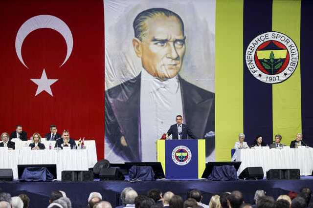 Son Dakika: Fenerbahçe Genel Kurulu'nda Ali Koç'un konuşması sırasında kavga çıktı! İşte ilk görüntüler