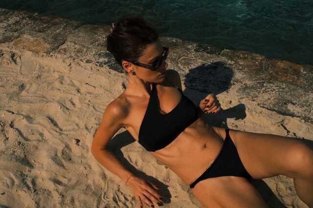 Aile dizisinin başrolü Yüsra Geyik, bikinili pozlarıyla görenleri büyüledi