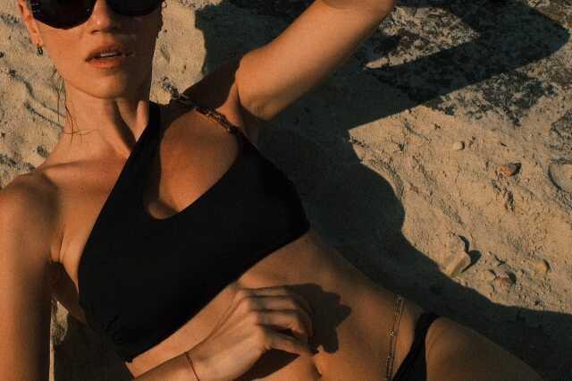 Aile dizisinin başrolü Yüsra Geyik, bikinili pozlarıyla görenleri büyüledi