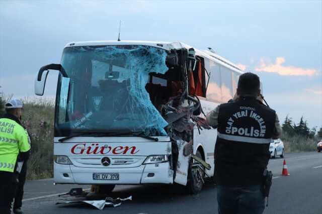Yolcu otobüsü, ters yönden giden tırla çarpıştı: 2 ölü, 6 yaralı
