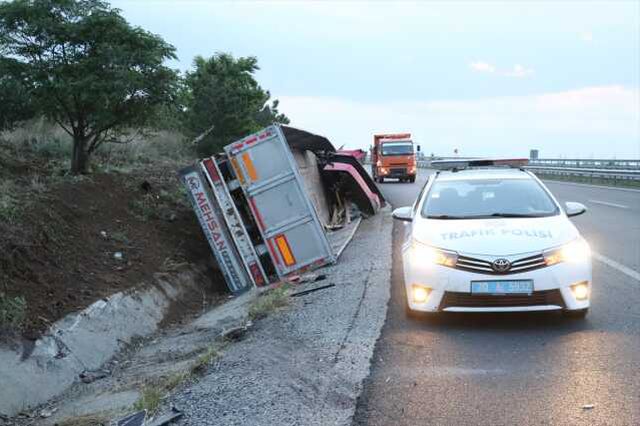 Yolcu otobüsü, ters yönden giden tırla çarpıştı: 2 ölü, 6 yaralı