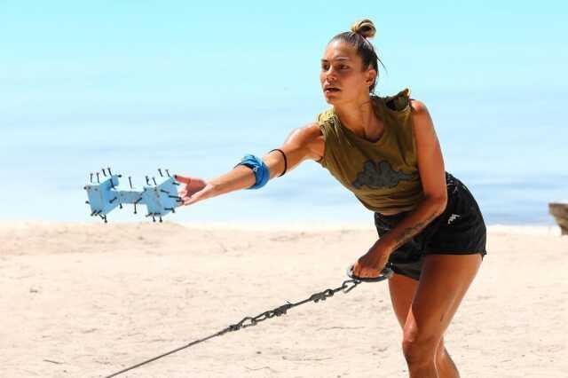 Performansı ve kavgalarıyla Survivor'a damga vuran Asena Demirbağ, mayolu pozuyla hayran bıraktı
