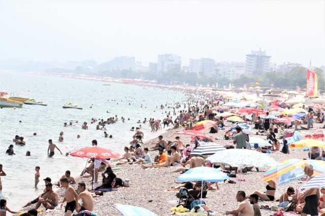 Konyaaltı Sahili'ne gelen turistler kalabalık karşısında şaşkına düştü: Kendimi Hindistan'da gibi hissediyorum