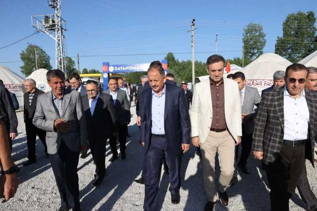 Bakan Özhaseki'den depremzede kadının ev talebine iç ısıtan yanıt: Bittiğinde gelip seni evine çıkarağız