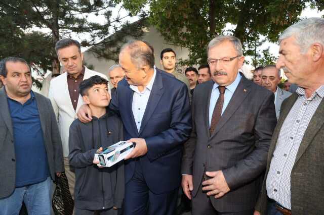 Bakan Özhaseki'den depremzede kadının ev talebine iç ısıtan yanıt: Bittiğinde gelip seni evine çıkarağız