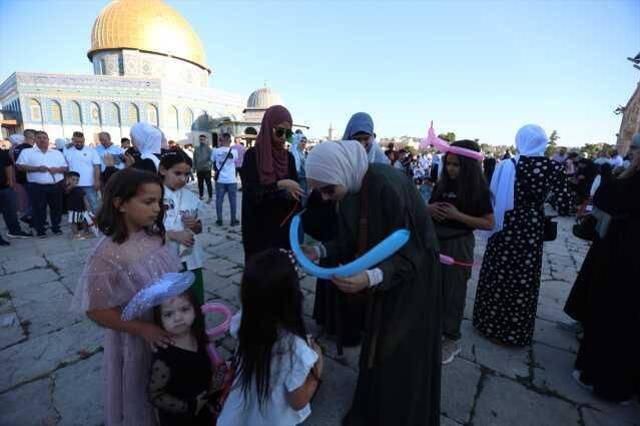 Mescid-i Aksa'da 100 bin kişilik bayram namazı