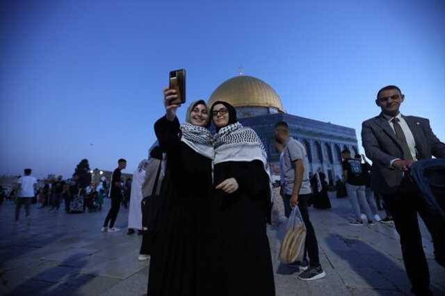 Mescid-i Aksa'da 100 bin kişilik bayram namazı