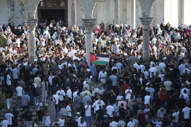 Mescid-i Aksa'da 100 bin kişilik bayram namazı