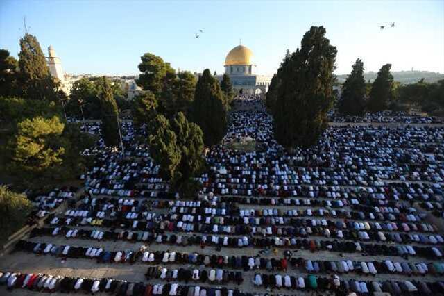 Mescid-i Aksa'da 100 bin kişilik bayram namazı