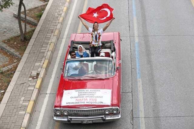 Dünya ve Avrupa şampiyonu milli tekvandocu, tarihi başarıyı üstü açık arabayla tur atarak kutladı: Bu benim hayalimdi