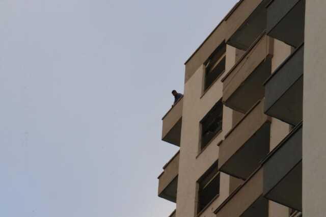 Cüzdanı çalınan genç 16 katlı ağır hasarlı binanın çatısına çıkıp intihar etmek istedi