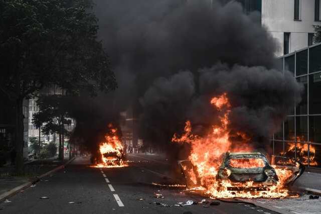 Fransa'da protestolarda bir kişi plastik mermiyle öldü