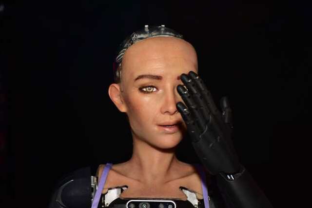 Suudi Arabistan'dan vatandaşlık alan robot Sophia Antalya'da tanıtıldı