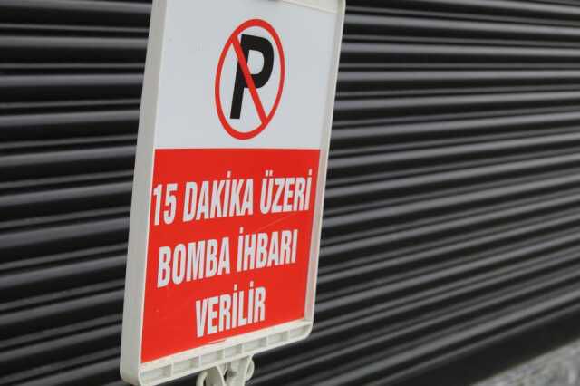 Depo önüne park eden araçlardan rahatsız olan Rizeli esnafın çözümü görenleri güldürdü