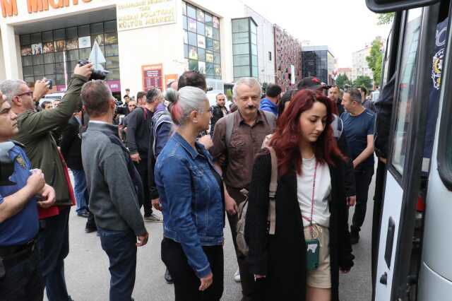 Eskişehir'de LGBTİ Üyelerine Destek İçin Yapılan İzinsiz Yürüyüşte 18 Kişi Gözaltına Alındı