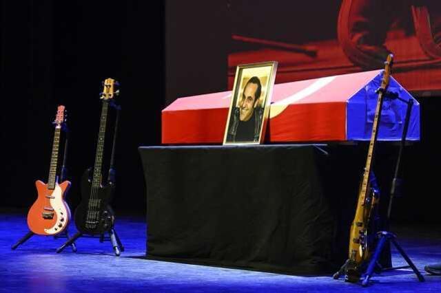 41 yıllık eşi Özkan Uğur'a veda eden Aysun Aslan, salondakilerden 1 dakikalık saygı duruşunda bulunmalarını istedi