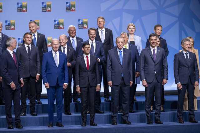 NATO Liderler Zirvesi aile fotoğrafıyla başladı! Liderler 2 kritik konuyu ele alacak