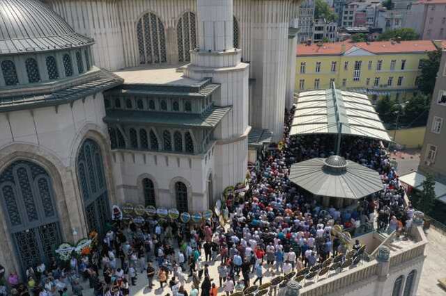 Sanatçı Özkan Uğur için Taksim Camii'nde cenaze namazı kılındı