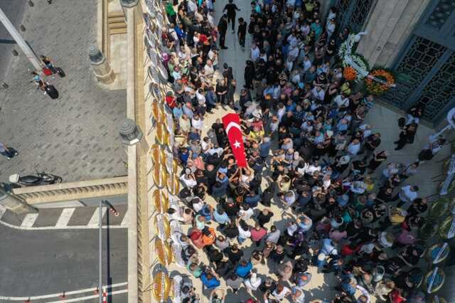 Sanatçı Özkan Uğur için Taksim Camii'nde cenaze namazı kılındı