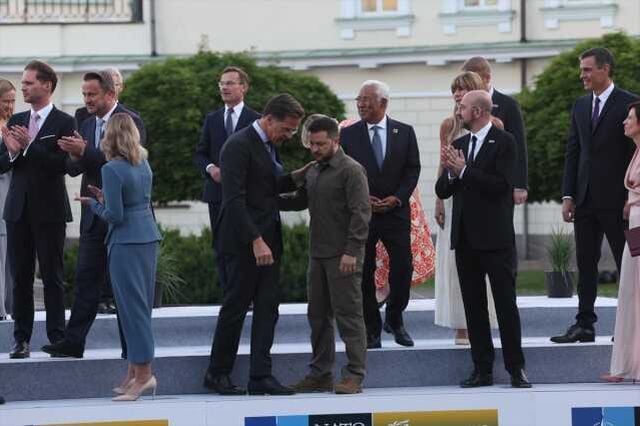 Biraz da magazin! Zelenski'nin zirvede çekilen bu karesi fena dile düştü
