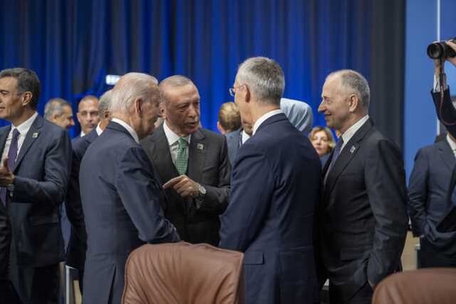 NATO Zirvesi öncesinde gülümseten anlar! Erdoğan, liderlerle ayaküstü sohbet etti